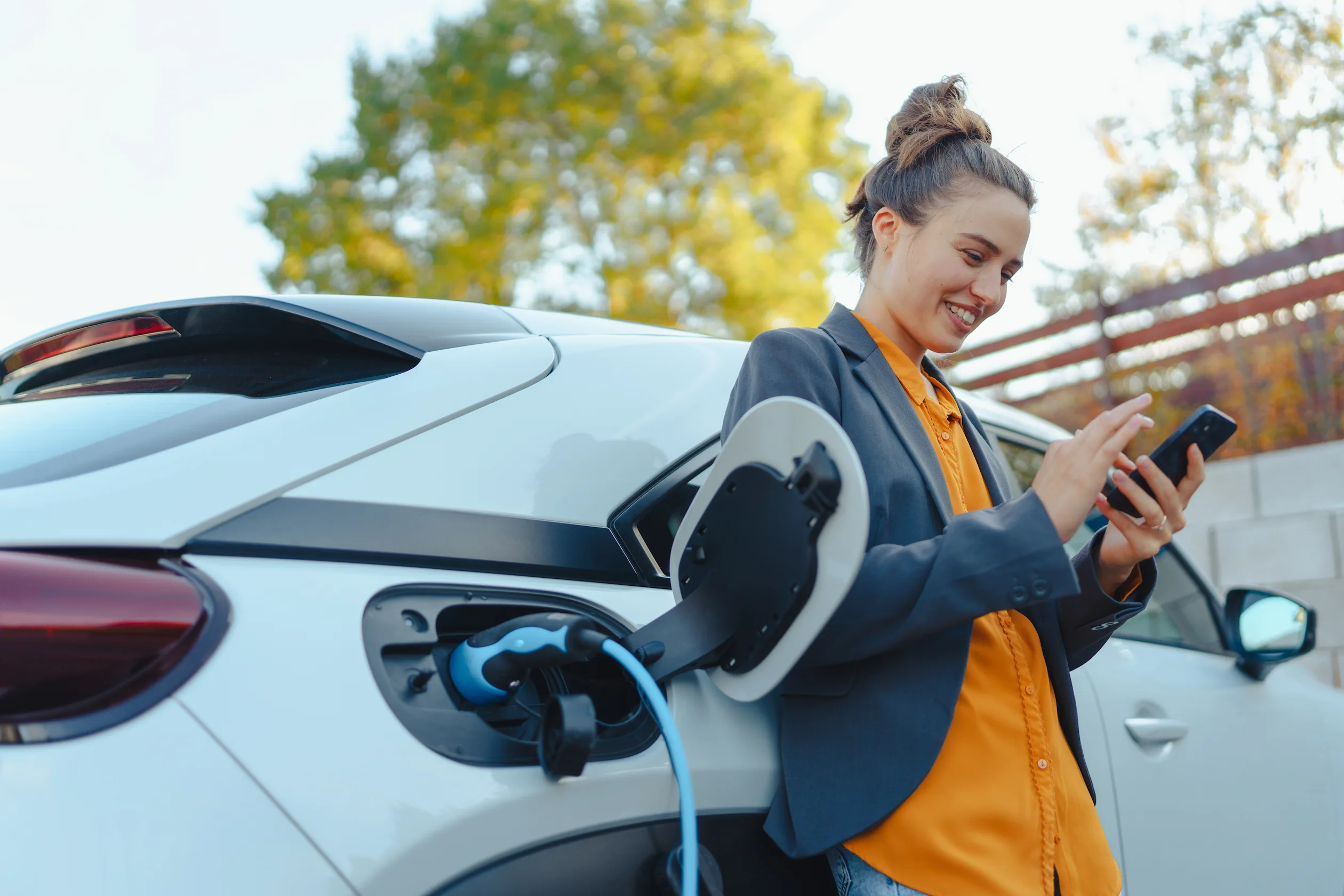 Vrouw bij elektrische laadpaal